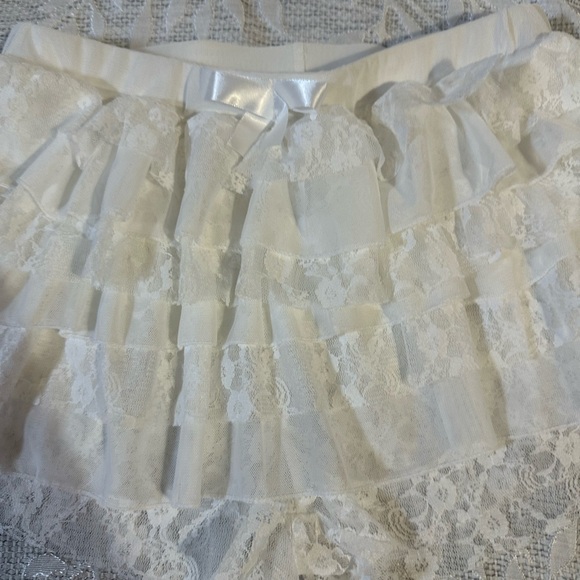 Elegant White Lace Ruffle Shorts - Picture 3 of 4